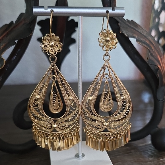 Elegant Gold Filigree Dangle Earrings - Picture 4 of 16